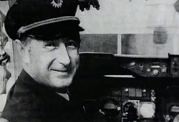 Flugkapitän Christian Krack im Cockpit, Symbolbild - Foto: Archiv Flugkapitän Christian Krack im Cockpit, Symbolbild - Foto: Archiv