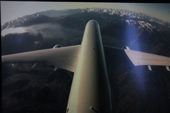 Über eine Kamera am Heck des Flugzeuges werden atemberaubende Aufnahmen live in die Kabine übertragen.