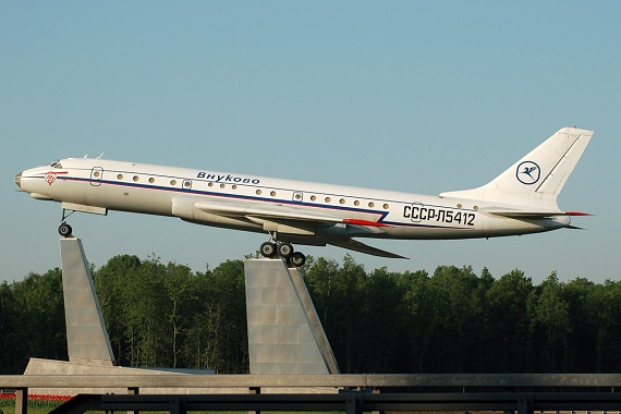 Die Tu-104 als Wegweiser zum Airport. Quelle: Wikimedia Commons
