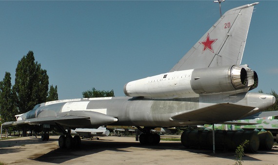 ... der Überschallbomber Tu-22 ...