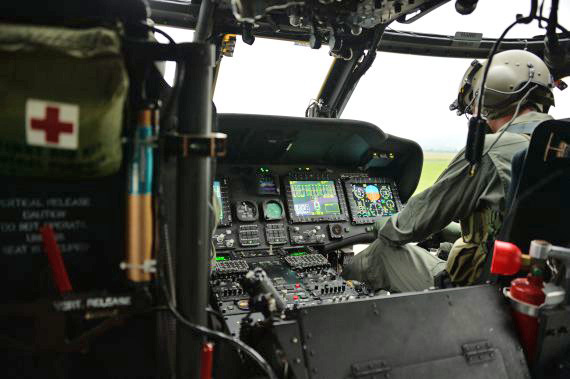 Piloten im Cockpit des Black Hawk bei der Arbeit.