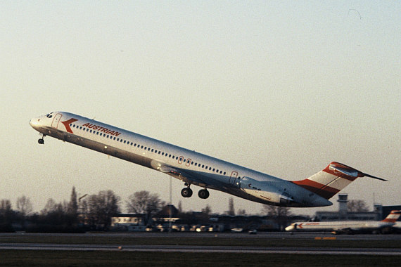 AUA Austrian Airlines MD-80 beim Start in Wien Foto Archiv Austrian Airlines
