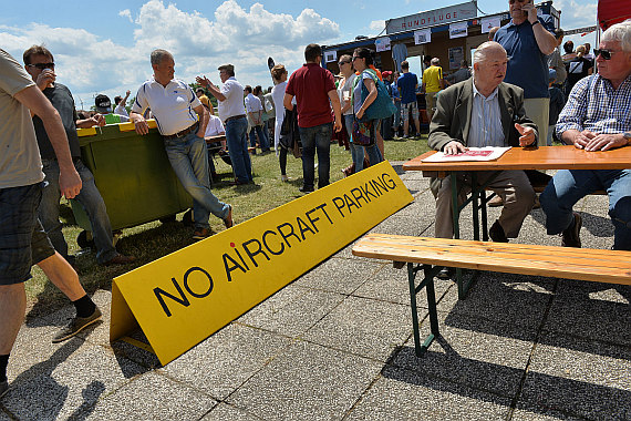 Flugplatzfest Stockerau 2015 28062015 Foto Huber Austrian Wings Media Crew Besucher no aircraft parking