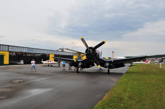 Fugplatzfest Stockerau 2015 Foto Huber Austrian Wings Media Crew Flying Bulls F4U Corsair vor dem Hangar von Stockerau