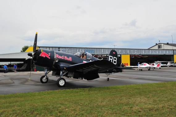 Fugplatzfest Stockerau 2015 Foto Huber Austrian Wings Media Crew Flying Bulls F4U Corsair vor dem Hangar