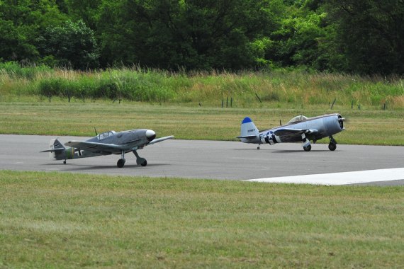 Me-109 und P-47 Thunderbolt standen sich im Zweiten Weltkrieg am Himmel über Europa als Feinde gegenüber - in Stockerau waren sie friedlich in Formation unterwegs.
