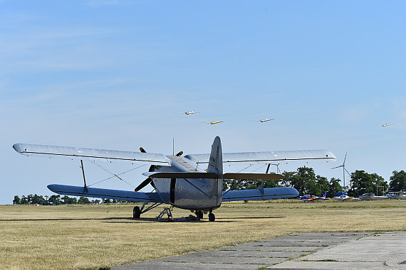 Spitzerberg 2015 Foto Huber Austrian Wings Media Crew Antonov AN-2 und Motorseglerformation