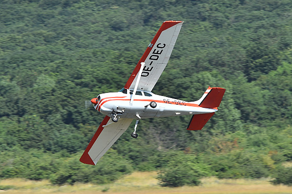 Spitzerberg 2015 Foto Huber Austrian Wings Media Crew OE-DEC Cessna 206 Low Pass Wolfgang Oppelmayer