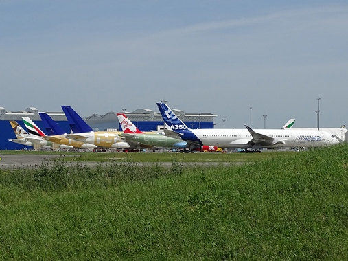 06. Copyright by Paul Bannwarth Line-up von A350, A330 und A380 vor den Hangars bei Airbus in Toulouse-Blagnac