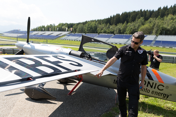 Red Bull Air Race Spielberg 2015 Media Day Hannes Arch Peter Hollos - PH5_6565