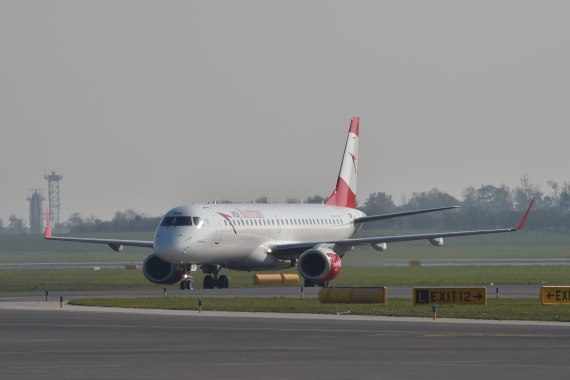 AUA Austrian Airlines Ankunft erster Embraer E-195 E195 OE-LWD am 31102015 Foto Huber Austrian Wings Media Crew_001