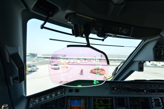 Das Cockpit verfügt über Head Up Displays (HUD) für beide Piloten.