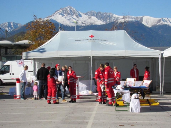 Flughafenfest Innsbruck 2015 Infostand Rotes Kreuz Foto GEorg Huemer