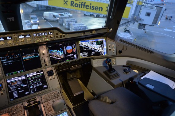 OH-LWA Finnair Airbus A350 Erstlandung Huber Austrian Wings Media Crew Cockpit Closeup