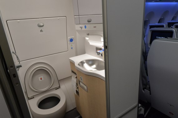 OH-LWA Finnair Airbus A350 Erstlandung Huber Austrian Wings Media Crew Toilette Lavatory_1