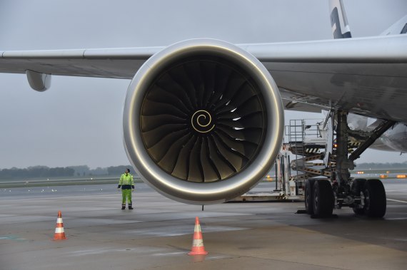 OH-LWA Finnair Airbus A350 Erstlandung Huber Austrian Wings Media Crew right engine rechtes Triebwerk