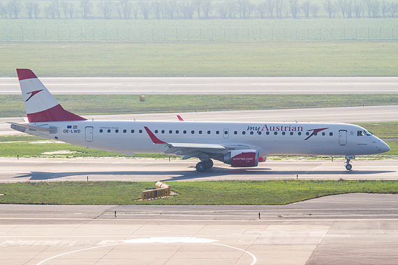 Thomas Ranner AUA Austrian Airlines OE-LWD erster Embraer E-195 rollt