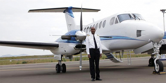 CEO Mulat Lemlemayehu vor der King Air 350 von East African Aviation