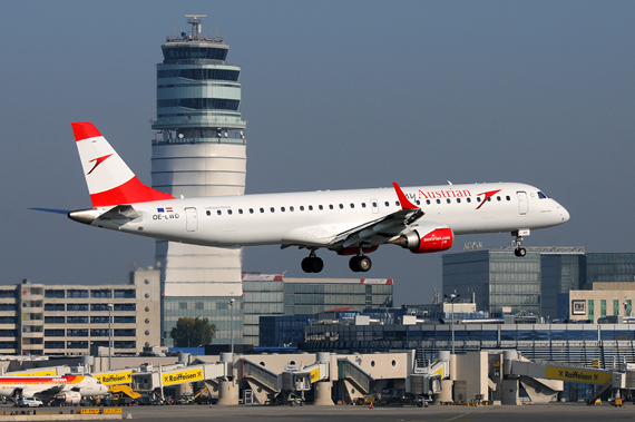 myAustrian Austrian Airlines AUA Embraer 195 mit Tower im Hintergrund - Foto Austrian Wings Media Crew