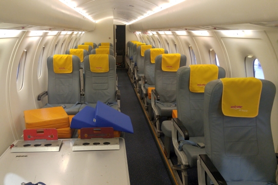 Sitzen oder liegen - in der Dornier 328 ist alles möglich. Sie wird vor jedem Flug neu konfiguriert.