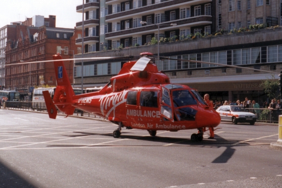Die "Dauphin" erhielt im Zuge ihres Einsatzes für London's Air Ambulance auch eine auffälligere Lackierung. - Foto: LAA