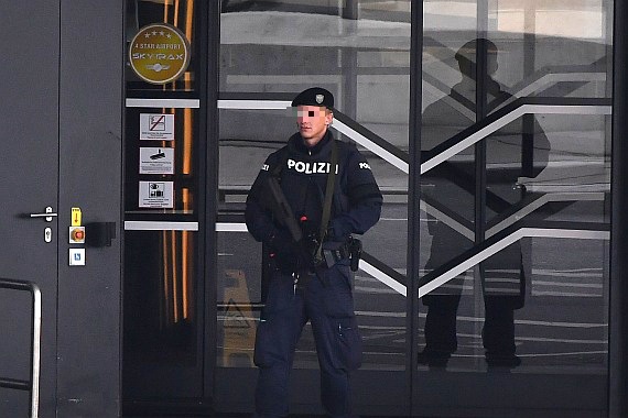 Schwerbewaffneter Polizist auf dem Flughafen Wien, Symbolbild - Foto: Austrian Wings Media Crew