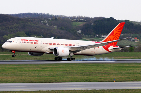 Air India Boeing 787-8 Dreamliner Erstlandung Wien - Touchdown - Foto: Austrian Wings Media Crew