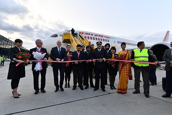 Air India Erstlandung Flughafen Wien 06042016 Boeing 787-8 VT-ANE Foto Huber Austrian Wings Media Crew_013 Ribbon Cutting