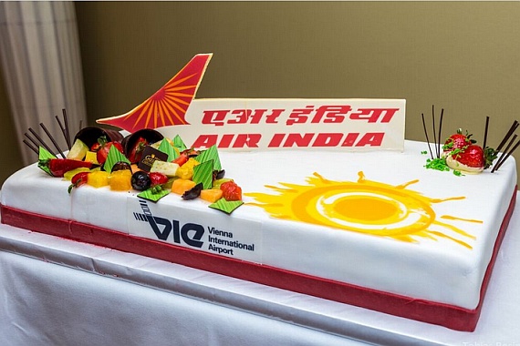Air India Erstlandung Flughafen Wien Tobias Bosina Torte