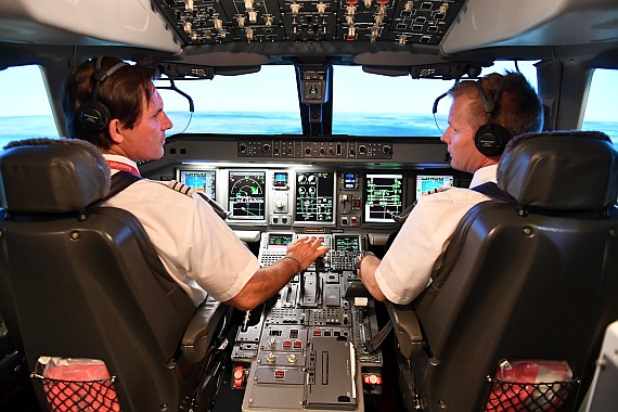 Geballte Erfahrung im Cockpit: Buchsteiner und Roithner sind ein eingespieltes Team, führten auch den offiziellen Embraer-Erstflug mit Passagieren nach Stuttgart durch.