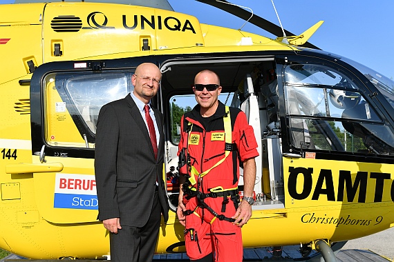 Peter Schöber mit Markus Voglauer vor einem Christophorus-Helikopter.