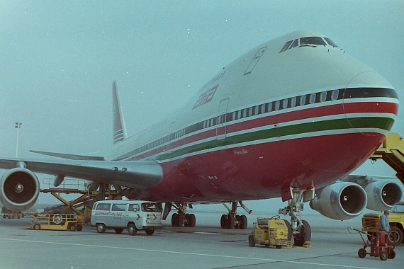 jy-afb-alia-boeing-747-200-auf-dem-flughafen-wien-1984_1-foto-wolfgang-pilss