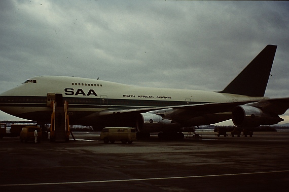 zs-spf-boeing-747sp-saa-south-african-airways-suid-afrikaanse-lugdiens-am-flughafen-wien-1981-foto-wolfgang-pilss