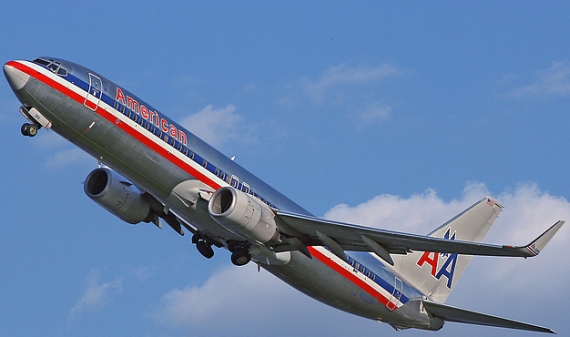 Verwirrte Flugbegleiterin bei American Airlines - Foto: Konstantin von Wedelstädt