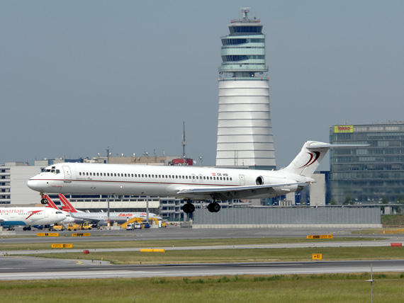 Seltener Anblick in Wien: McDonnell Douglas MD-80 (Symbolbild/Archiv) - Foto: P. Radosta / Austrian Wings