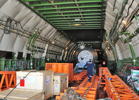 Scrubber und externe Laderampen im Frachtraum; ein Mitarbeiter der Antonov kontrolliert noch einmal alles
