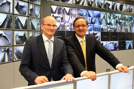 Das Flughafen-Vorstandsteam in der Skylink-Sicherheitszentrale