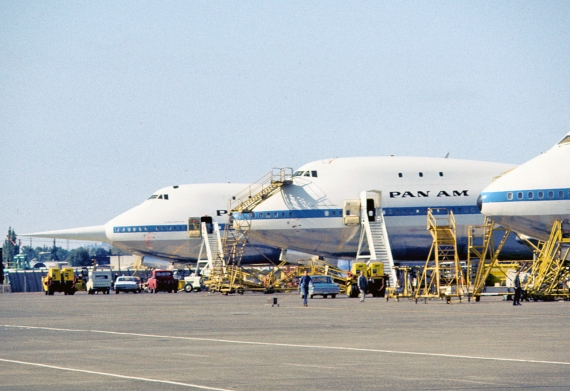Boeing nutzte diese drei Boeing 747-121 des Erstkunden Pan Am für Flugtests; bei der Maschine ganz links wurde an der Nase eine markante Messsonde installiert; dieses Bild stammt aus dem August 1969 und wurde am Boeing Field in Seattle aufgenommen – Fo