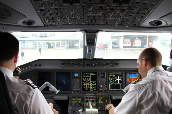 Blick ins Embraer-Cockpit - Foto: R. Reiner / Austrian Wings