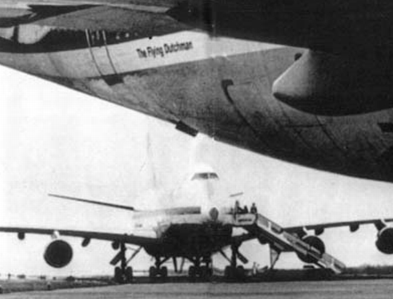 Das letzte Foto: Es zeigt den Jumbo der KLM (Vordergrund) und die Maschine der Pan Am auf Teneriffa - Foto: Wiki Commons