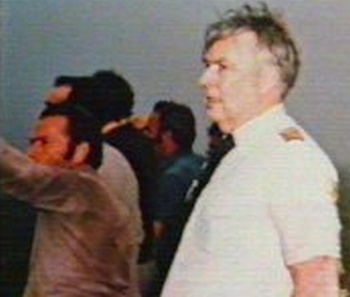 Kapitän Victor Grubbs (oben) und Erster Offizier Robert Bragg neben dem brennenden Wrack, das noch wenige Sekunden zuvor ihr Flugzeug war - Fotos: ZVG