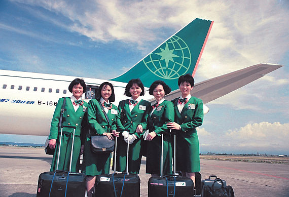 Die erste EVA AIR-Crew anno 1991; damals wie heute mit höchster Serviceorientierung - Foto: Korn-PR Die erste EVA AIR-Crew anno 1991; damals wie heute mit höchster Serviceorientierung - Foto: Korn-PR