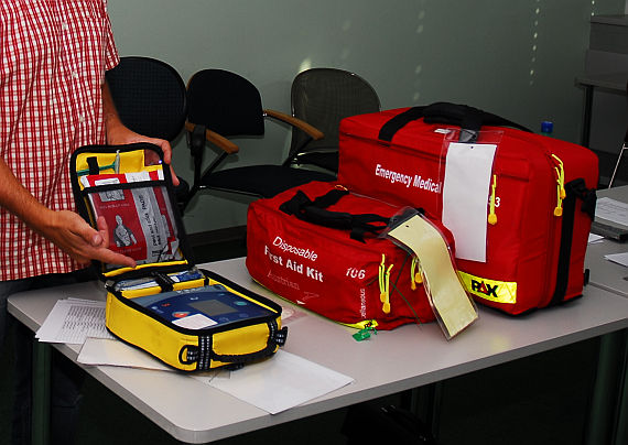 Notfallausrüstung inkl. Defibrillator an Bord einer Linienmaschine - Foto: Austrian Wings Media Crew Notfallausrüstung inkl. Defibrillator an Bord einer Linienmaschine - Foto: Austrian Wings Media Crew