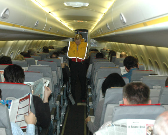 Safety Demo vor dem Abflug - oft ist die Aufmerksamkeit sehr gering... - Foto: Austrian Wings Media Crew Safety Demo vor dem Abflug - oft ist die Aufmerksamkeit sehr gering... - Foto: Austrian Wings Media Crew