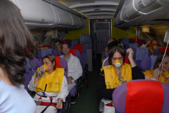 Notfall an Bord (hier eine Übungssituation) - wer weiß Bescheid? - Foto: Austrian Wings Media Crew Notfall an Bord (hier eine Übungssituation) - wer weiß Bescheid? - Foto: Austrian Wings Media Crew