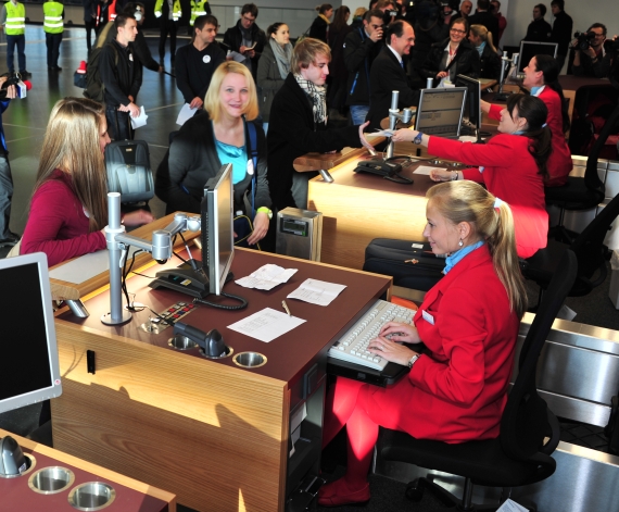 Austrian Airlines Personal und Testpassagiere am Check-In-Schalter 