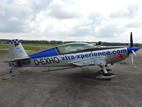 Die abgestürzte Extra 300LP, aufgenommen bei den Welser Flugtagen 2009; bei diesem Typ handelt es sich um ein Hochleistungskunstflugzeug und nicht, wie von einigen Medien fälschlicherweise berichtet, um einen Oldtimer - Foto: P. Radosta / Austrian Wings (für eine größere Darstellung bitte auf das Bild klicken)