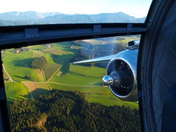 Blick aus dem verglasten Bug in Richtung des Steuerbordmotors