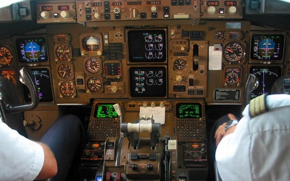 Auf dem oberen der beiden Monitore zwischen den Piloten leuchtete die Fehlermeldung 
