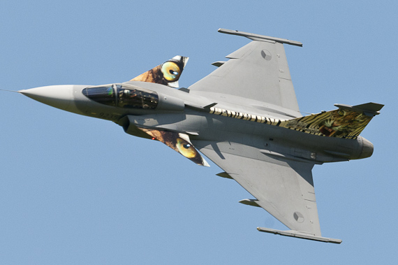 Saab Gripen der tschechischen Luftstreitkräfte beim tiefen Überflug - Foto: Markus Dobrozemsky